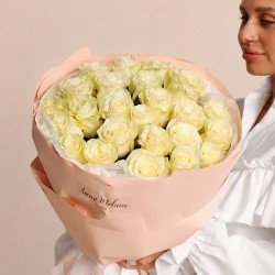 «25 белых роз 55 см»